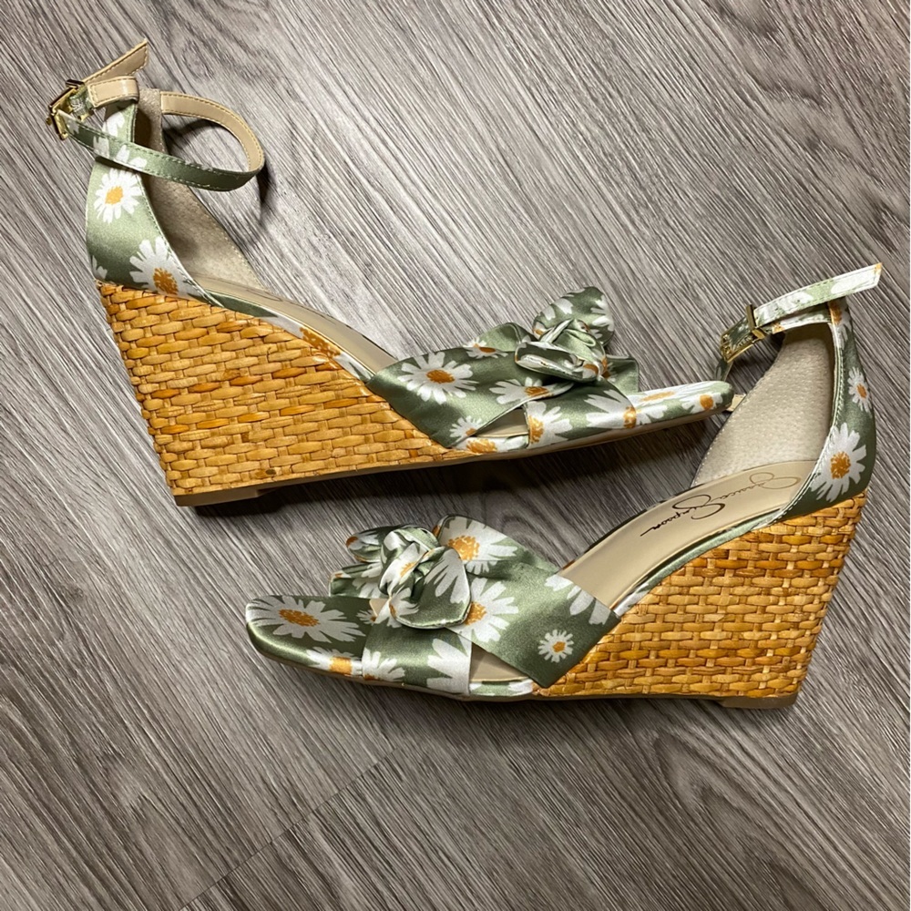 Jessica Simpson Delirah sage green daisy pattern wedge heel size 10